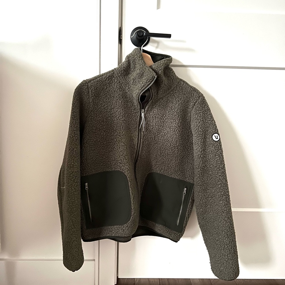 Vuori Alpine Sherpa Fleece Jacket - Women's size small. Oregano color